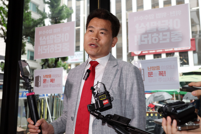국민의힘 전당대회 합동연설회를 방해해 당 윤리위원회에 회부된 한국사 강사 전한길 씨가 14일 서울 여의도 중앙당사에서 열린 윤리위원회에 출석하고 있다. 오승현 기자