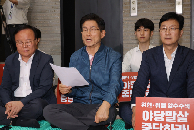 국민의힘 당 대표 선거에 출마한 김문수 후보가 14일 서울 여의도 중앙당사 로비에서 김건희 특검의 당사 압수수색에 항의하며 농성을 벌이고 있다. 연합뉴스
