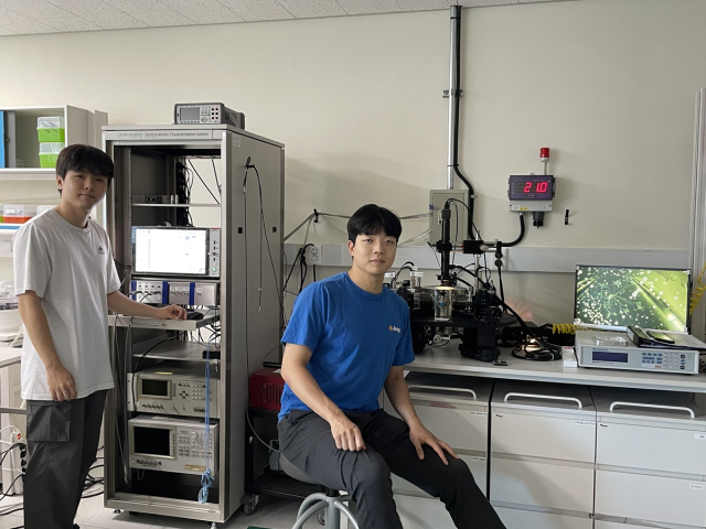 KAIST 전기및전자공학부 황재하(왼쪽), 송준기(오른쪽) 박사과정. 사진제공=KAIST