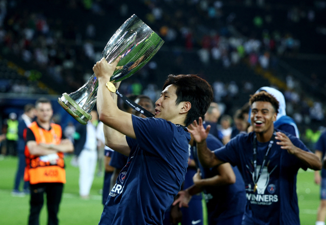 14일 UEFA 슈퍼컵 승리 뒤 트로피를 드는 파리 생제르맹 이강인. 로이터연합뉴스