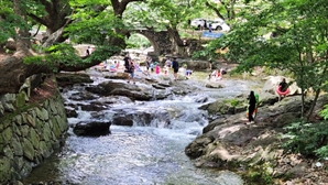 계곡을 가로지르는 무지개 다리 600년 역사 간직한 '용오름마을'