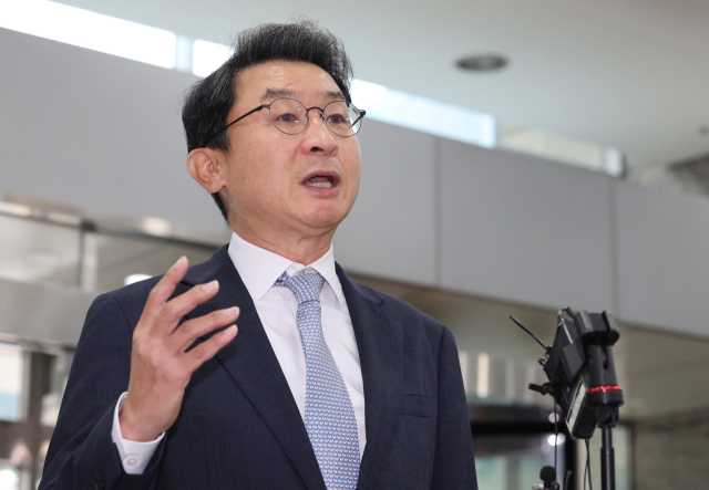 이억원 금융위원장 후보자가 14일 서울 중구 예금보험공사에 마련된 인사청문회 준비 사무실로 첫 출근하며 지명 소감을 밝히고 있다. 연합뉴스