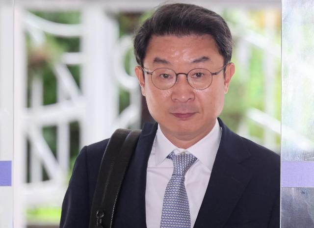 이억원 금융위원장 후보자가 14일 서울 중구 예금보험공사에 마련된 인사청문회 준비 사무실로 첫 출근하고 있다. 연합뉴스