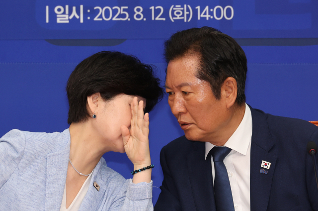12일 서울 여의도 국회에서 열린 더불어민주당 국민중심 사법개혁특별위원회 출범식 및 1차 회의에서 특위 위원장을 맡은 백혜련(왼쪽) 의원이 정청래 대표와 대화하고 있다. 연합뉴스