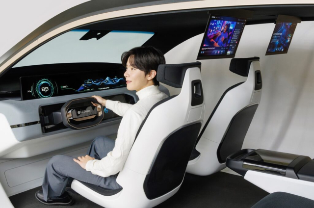 LG디스플레이가 미국 라스베이거스에서 열리는 세계 최대 IT·가전 전시회 ‘CES 2024’에서 공개한 차세대 차량용 디스플레이 솔루션. 사진 제공=LG디스플레이