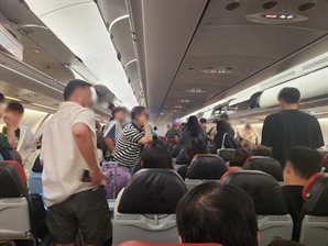 "인천공항 도착했습니다" 했는데 김포였다고?…승무원도 몰랐다는 '황당 사연'