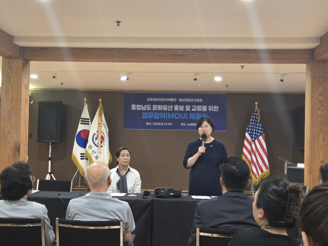 김곡미 충남콘텐츠진흥원장이 14일(현지 시간) 미국 맨해튼 뉴욕한인회 사무실에서 기자 간담회를 갖고 15일 독립운동 관련 영상 상영의 의미를 설명하고 있다. 뉴욕=윤경환 특파원