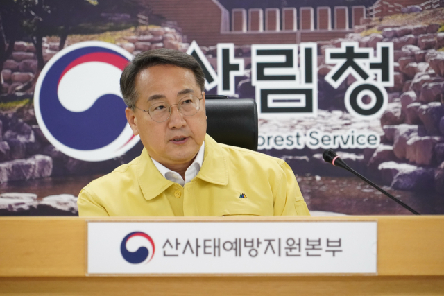김인호 산림청장이 취임식후 산사태예방지원본부를 방문해 호우 대비 산사태 대응 상황을 점검하고 있다. 사진제공=산림청