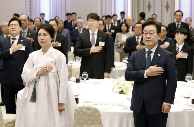 이재명(앞줄 오른쪽부터) 대통령과 김혜경 여사와 함께 곽동신(뒷줄 가운데) 한미반도체 부회장이 14일 청와대 영빈관에서 열린 ‘광복 80주년, 대통령의 초대’ 행사에 참석했다. 사진 제공=한미반도체
