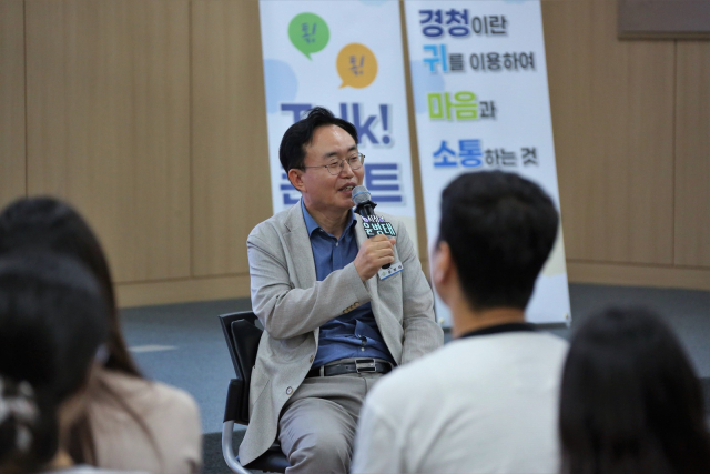 윤병태 나주시장이 14일 시처 대회의실에서 열린 ‘소통왕 윤시장’ 코너에서 직원들의 질문에 답변하고 있다. 사진 제공=나주시
