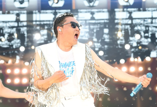 가수 싸이가 인천 서구 인천아시아드 주경기장에서 가진 '싸이 흠뻑쇼 SUMMER SWAG 2025 - 인천'에 출연해 무대를 선보이고 있다. 뉴스1