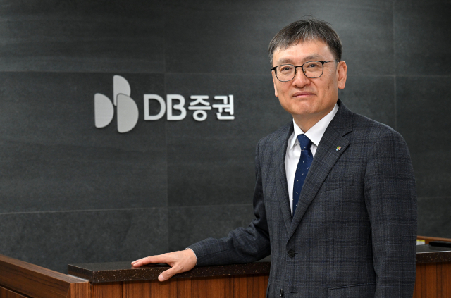 곽봉석 DB증권 대표가 30일 서울 영등포구 DB증권빌딩에서 서울경제신문과 인터뷰에 앞서 포즈를 취하고 있다. 조태형 기자 2025.04.30