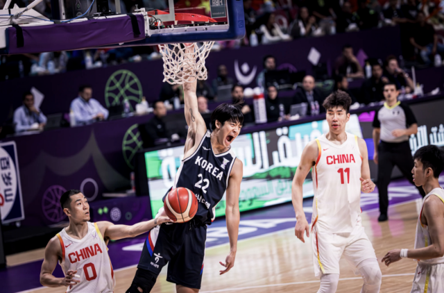 한국 농구 대표팀의 여준석(가운데). FIBA 홈페이지 캡처