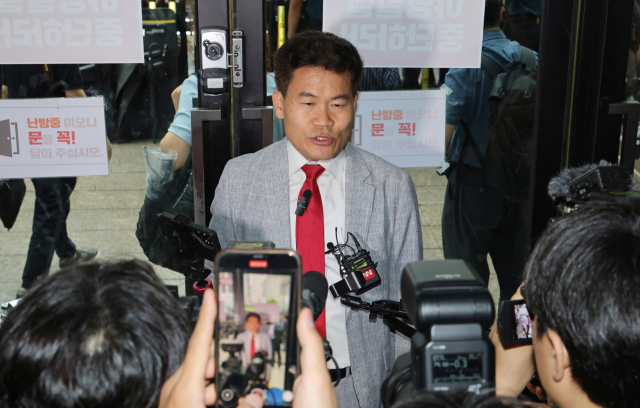 국민의힘 전당대회 합동 연설회를 방해해 당 윤리위원회에 회부된 전 한국사 강사 전한길 씨가 14일 서울 여의도 중앙당사에서 열린 윤리위에 유튜브 라이브 방송을 하며 출석하고 있다. 연합뉴스