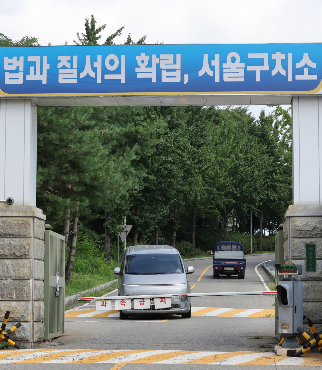 김건희 여사 관련 의혹을 수사하는 민중기 특별검사팀이 7일 윤석열 전 대통령의 체포에 실패한 뒤 경기도 의왕시 서울구치소를 나서고 있다. 연합뉴스