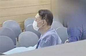 尹, 발목에 전자발찌·손목에 수갑 찼다…실명 위험에 안과 간 모습 보니