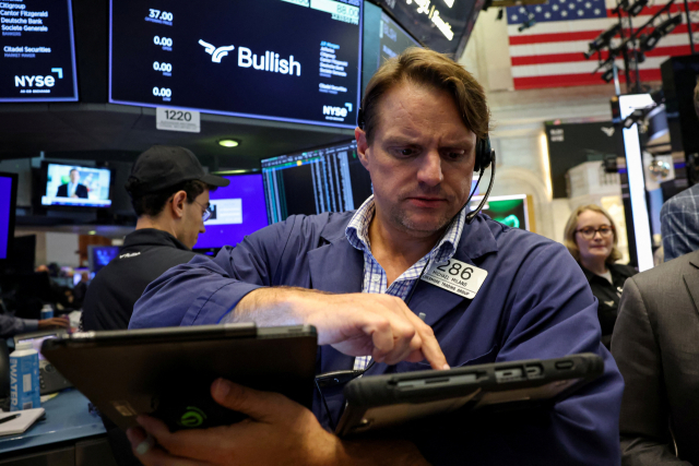 한 주식거래중개인이 14일(현지 시간) 미국 뉴욕증권거래소(NYSE)에서 모니터를 바라보고 있다. 로이터연합뉴스
