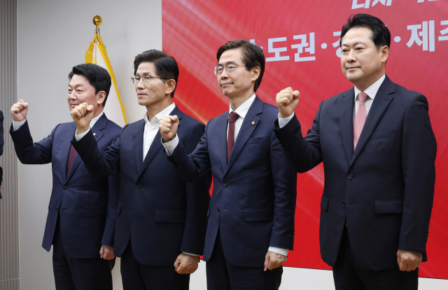 국민의힘 당 대표 후보들이 14일 서울 여의도 중앙당사에서 열린 '제6차 전당대회 수도권·강원·제주 합동연설회'에 참석해 연설에 앞서 기념 촬영을 하고 있다. 안철수(왼쪽부터), 김문수, 조경태, 장동혁 후보. 당초 경기 고양시 킨텍스에서 진행될 예정이던 합동연설회는 집중호우로 인해 온라인 일정으로 변경됐다. 오승현 기자