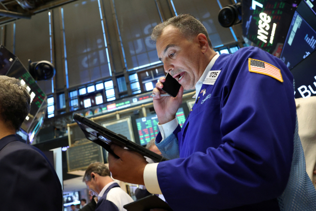 한 주식거래중개인이 14일(현지 시간) 미국 뉴욕증권거래소(NYSE)에서 모니터를 바라보고 있다. 로이터연합뉴스