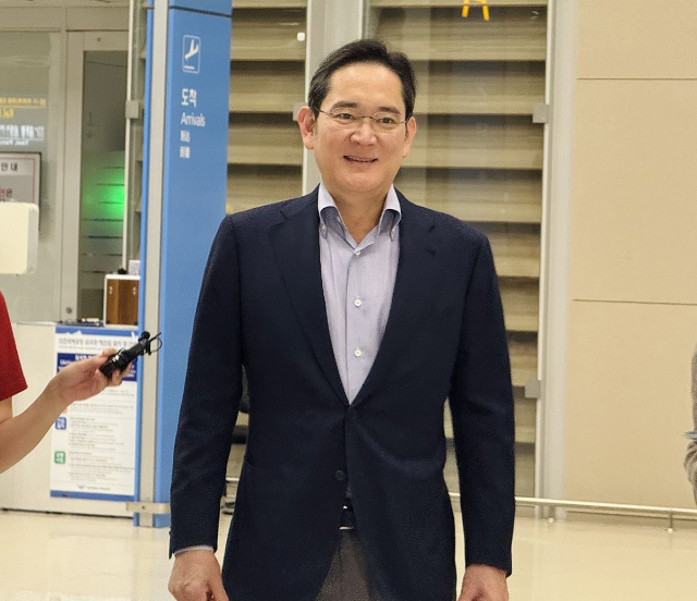 이재용 삼성전자 회장이 약 2주간의 미국 출장을 마치고 15일 새벽 인천국제공항을 통해 입국하고 있다. 연합뉴스