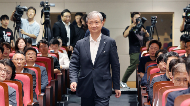 이찬진 신임 금융감독원장이 14일 서울 여의도 금융감독원에서 열린 취임식에 입장하고 있다. 연합뉴스