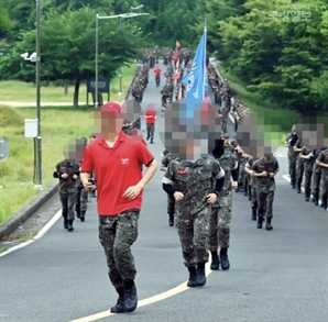 “해병대 상징 ‘빨간명찰’, 니가 왜 거기서 나와”[이현호의 밀리터리!톡]