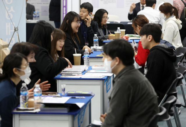 지난 4월 부산 연제구 부산시청에서 열린 '2025 지역인재 공공기관 합동 채용설명회'에서 구직자들이 채용 상담을 받고 있다. 뉴스1