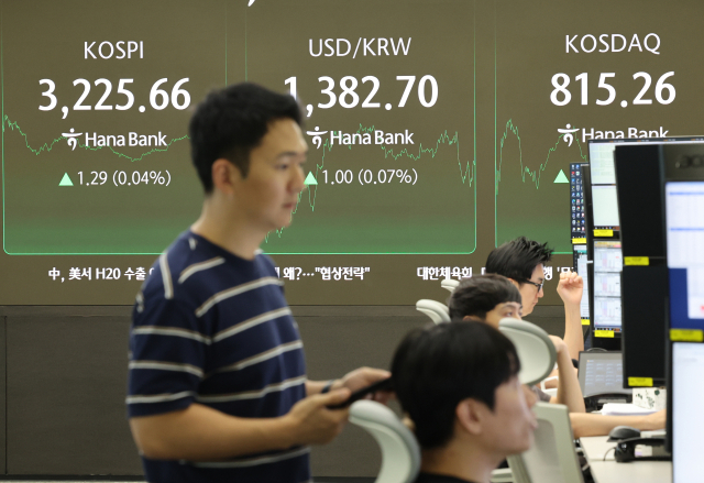 코스피가 1.29p(0.04%) 오른 3225.66에 장을 마감한 14일 서울 중구 하나은행 본점 딜링룸에서 딜러들이 대화하고 있다. 이날 코스닥은 1.16p(0.14%) 오른 815.26에 거래를 마쳤다. 연합뉴스