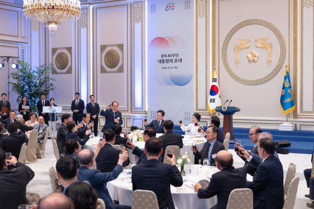 이재명 대통령과 김혜경 여사가 14일 청와대 영빈관에서 열린 '광복 80주년, 대통령의 초대' 행사에서 이종찬 광복회장의 제의로 독립유공자 후손 및 참석자들과 건배하고 있다. 연합뉴스
