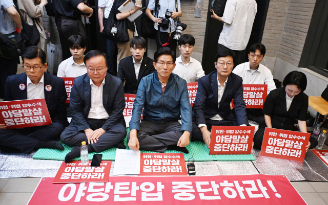 김문수 국민의힘 당 대표 후보가 이달 14일 서울 여의도 중앙당사 로비에서 농성을 벌이고 있다. 오승현 기자