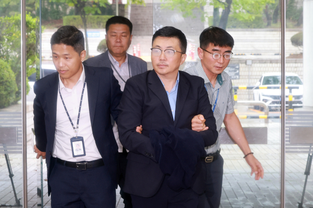 윤석열 전 대통령 배우자 김건희 여사의 '집사'로 지목된 김예성씨가 15일 서울 서초구 서울중앙지법에서 열린 구속 전 피의자 심문(영장실질심사)에 출석하고 있다. 연합뉴스