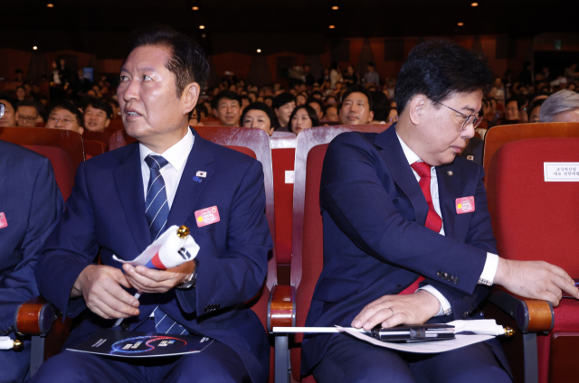 정청래 더불어민주당 대표와 송언석 국민의힘 비상대책위원장 겸 원내대표가 15일 서울 세종문화회관에서 열린 80주년 광복절 경축식에 참석하고 있다. 연합뉴스