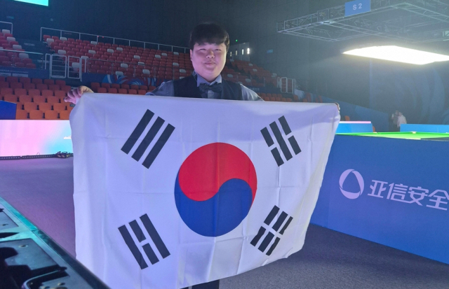 태극기 들어 보이는 조명우. 사진 제공=대한당구연맹