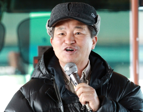 윤무부 교수가 2011년 1월 7일 진행된 생태체험캠프에서 어린이들에게 철새에 대해 설명하고 있다. 연합뉴스