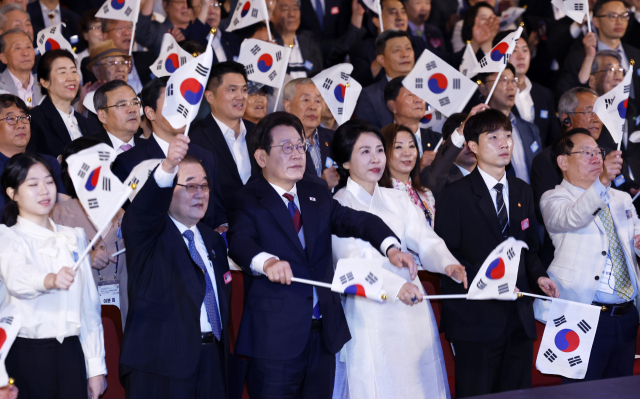 李 "거대한 변화 소용돌이" 첨단기술·에너지전환 강조