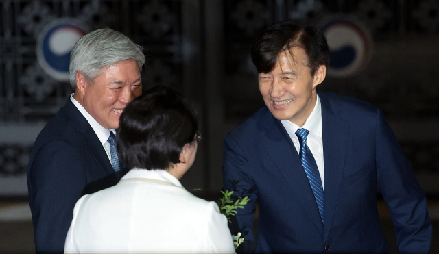 조국(오른쪽) 전 조국혁신당 대표가 15일 서울 구로구 남부교도소에서 광복절 특별사면·복권 조치로 출소하며 김선민 당 대표 권한대행 등과 인사하고 있다. 연합뉴스