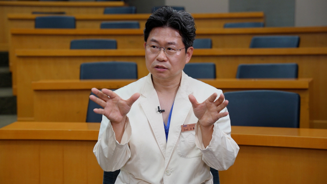 김홍관 삼성서울병원 교수가 서울경제TV '지금, 명의' 프로그램에 출연해 폐암 조기 발견의 중요성에 대해 설명하고 있다./ 서울경제TV '지금, 명의' 영상 캡처