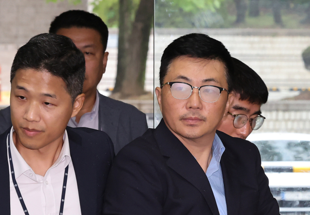 김건희 여사 일가의 집사로 알려진 김예성 씨가 15일 오후 서울 서초구 서웅중앙지법에서 열리는 구속 전 피의자 심문(영장실질심사)에 출석하고 있다. 뉴스1