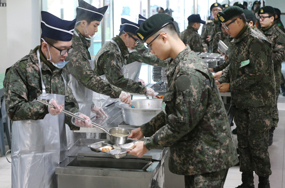 군 장병들의 급식 모습. 연합뉴스