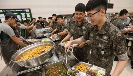 군 장병들의 급식 모습. 연합뉴스