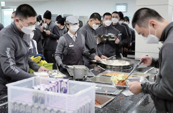 육군훈련소 장병식당에서 급식을 관리하고 있는 영양사 모습. 사진 제공=대한민국 정책브리핑