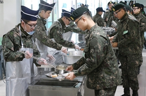 軍급식법 제정했지만…고등학생 보다 맛없는 식사, 장병 3000명당 영양사1명꼴[이현호의 밀리터리!톡]
