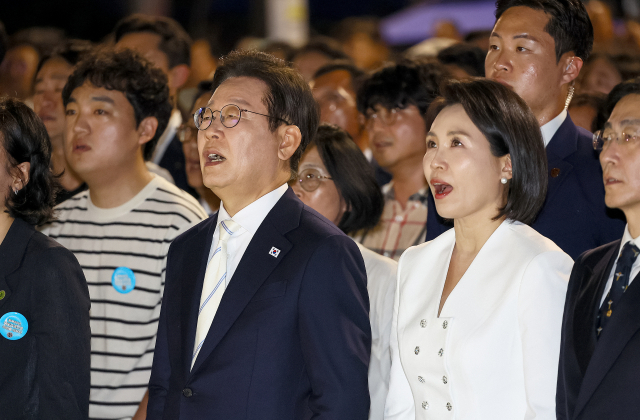 이재명 대통령과 김혜경 여사가 15일 서울 광화문광장에서 열린 제21대 대통령 국민임명식 행사에서 애국가를 제창하고 있다. 연합뉴스