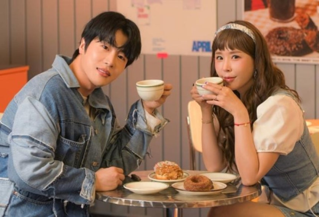 가수 신지(왼쪽)와 그의 예비 남편 문원. 제이지스