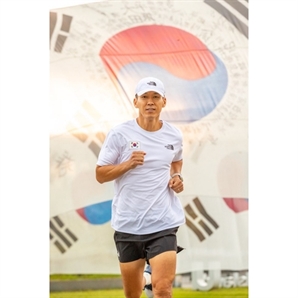 가수 션, 광복절 기념 81.5㎞ 완주…독립유공자 후손에 23억 기부
