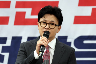 11일 오후 광주 서구 홀리데이인 광주호텔에서 열린 김화진 국민의힘 전남도당 위원장 취임식에서 한동훈 전 대표가 축사하고 있다. 연합뉴