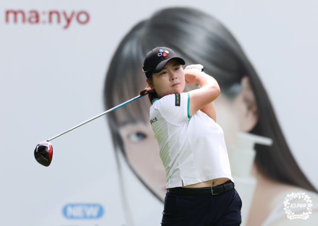 16일 메디힐·한국일보 챔피언십 3라운드 5번 홀에서 티샷하고 있는 홍정민. 사진 제공=KLPGA