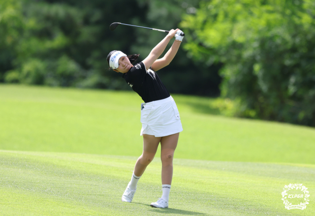 페어웨이에서 샷을 하고 있는 유현조. 사진 제공=KLPGA