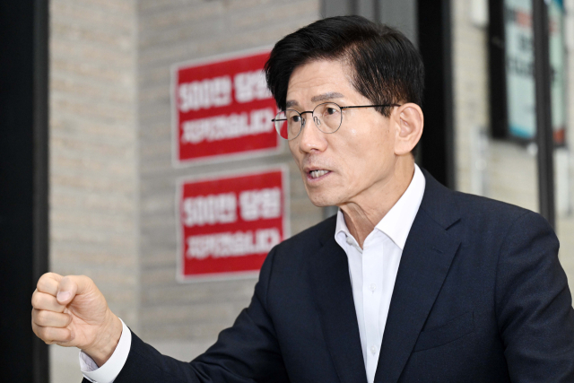 국민의힘 당 대표 선거에 출마한 김문수 후보가 이달 15일 서울 여의도 국민의힘 중앙당사에서 김건희 특검의 당사 압수수색에 항의하는 농성을 이어가며 서울경제신문과 인터뷰를 하고 있다. 조태형 기자