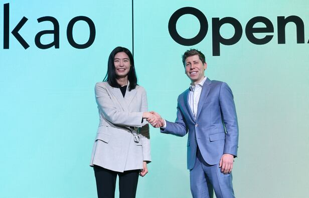 정신아 카카오 대표와 챗GPT 개발사 오픈AI의 샘 올트먼 최고경영자(CEO)가 올해 2월 서울 중구 플라자호텔에서 열린 전략적 제휴 체결 공동 기자간담회에서 악수를 나누고 있다. 뉴스1